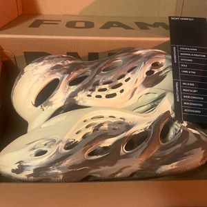 only worn twice. box comes with !!